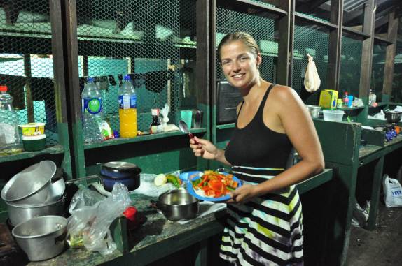 Cozinhando um delicioso jantar na cozinha do lodge Sirena, no Parque Nacional Corcovado, na Península de Osa, no sul da Costa Rica